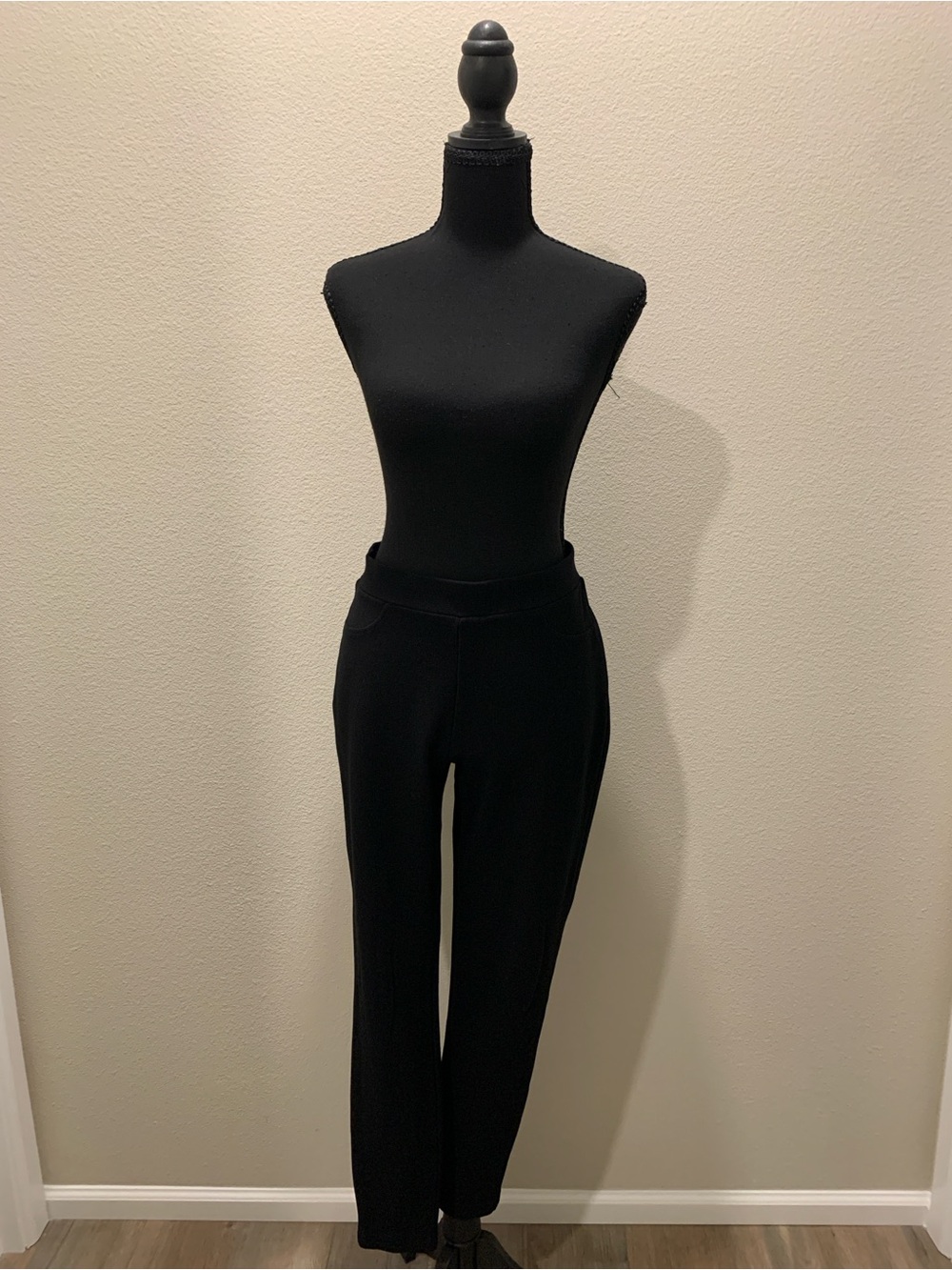Chico's Black Straight-Leg Pull-On Pants (Size 1; Size M (8-10))